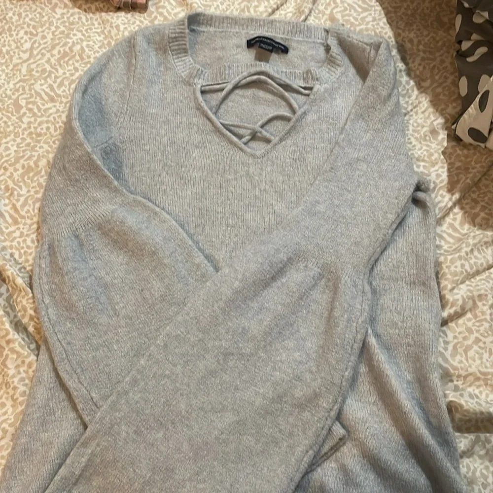 A gray scoop/V-shaped long sleeves sweater - Picture 3 of 3